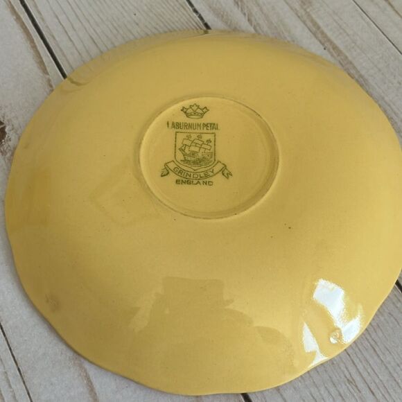 1950s Grindley Laburnum (yellow) Petalware teacup and saucer. - Picture 5 of 7